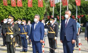 Adana Mülki Erkanı Anıta çelenk bırakarak 29 Ekim kutlamalarını başlattı.